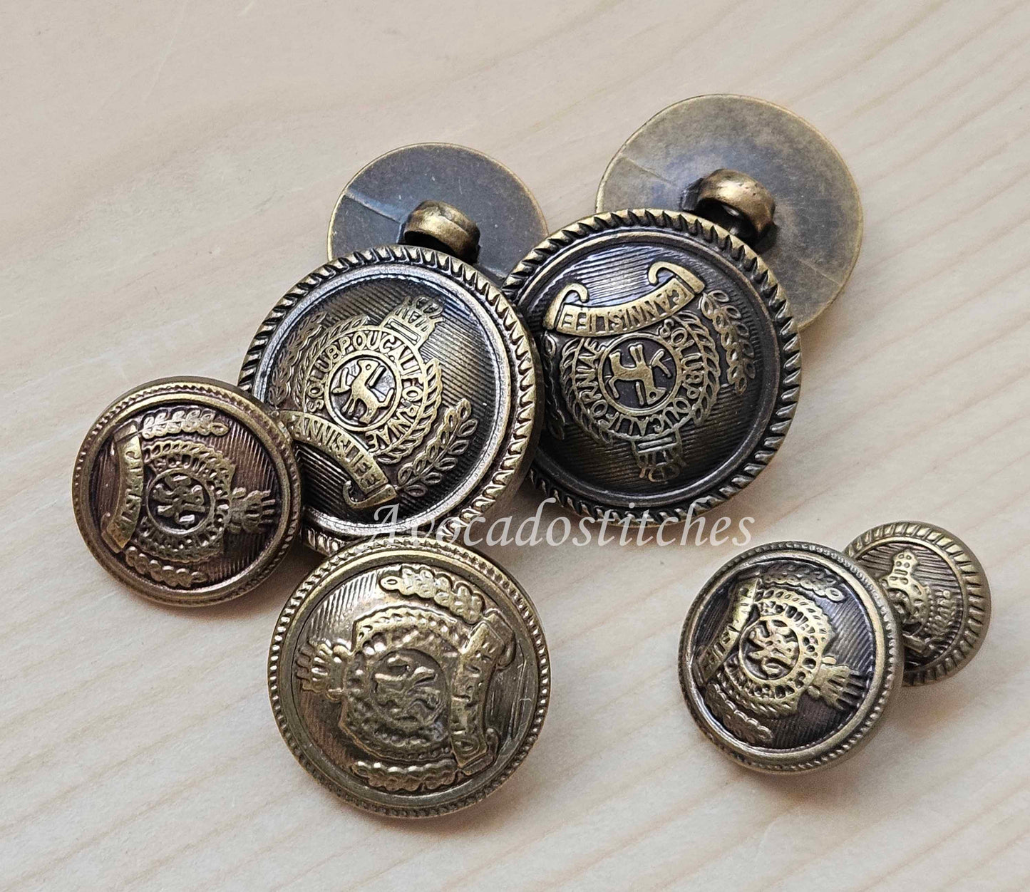 ANTIQUE CROWN / 12.5-25mm / Plastic Shank Buttons