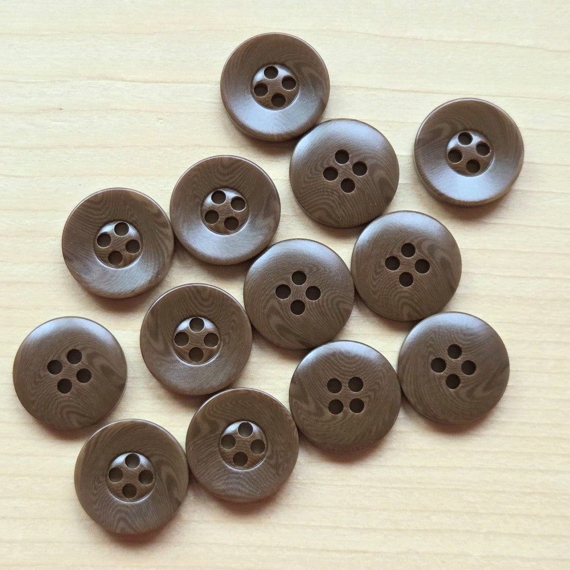 Chestnut Woods / Resin Buttons / 15-25mm (Set of 6)