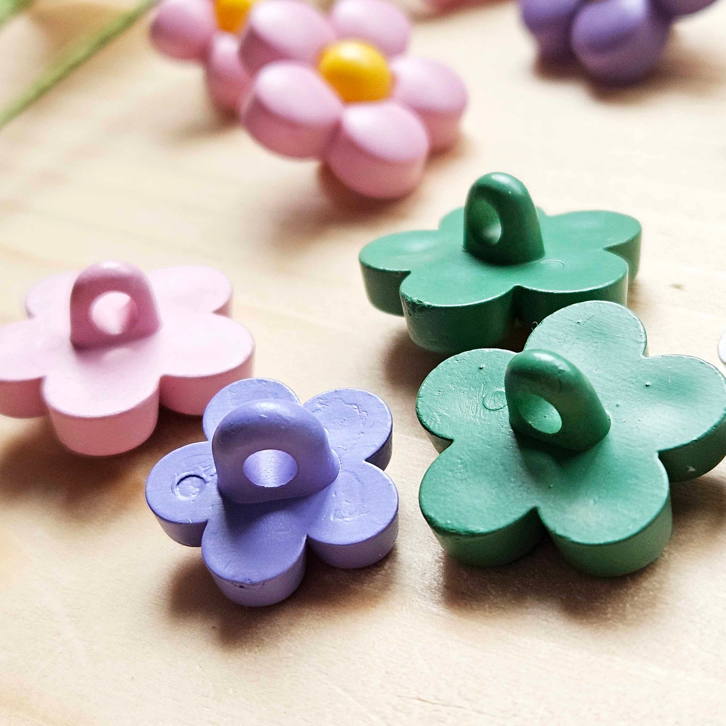 DAISY / 15*15mm - 18*18mm / 4 buttons / Resin Shank Buttons / Sewing Buttons