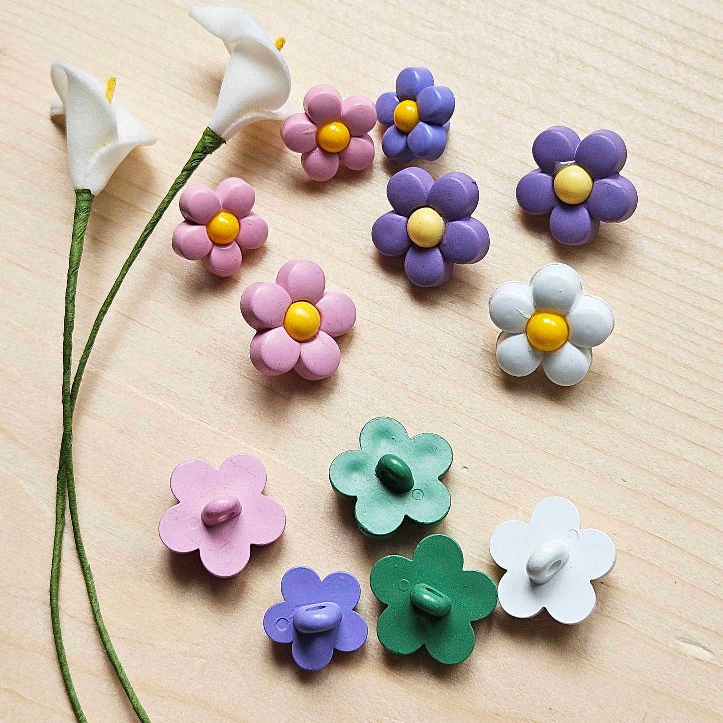 DAISY / 15*15mm - 18*18mm / 4 buttons / Resin Shank Buttons / Sewing Buttons
