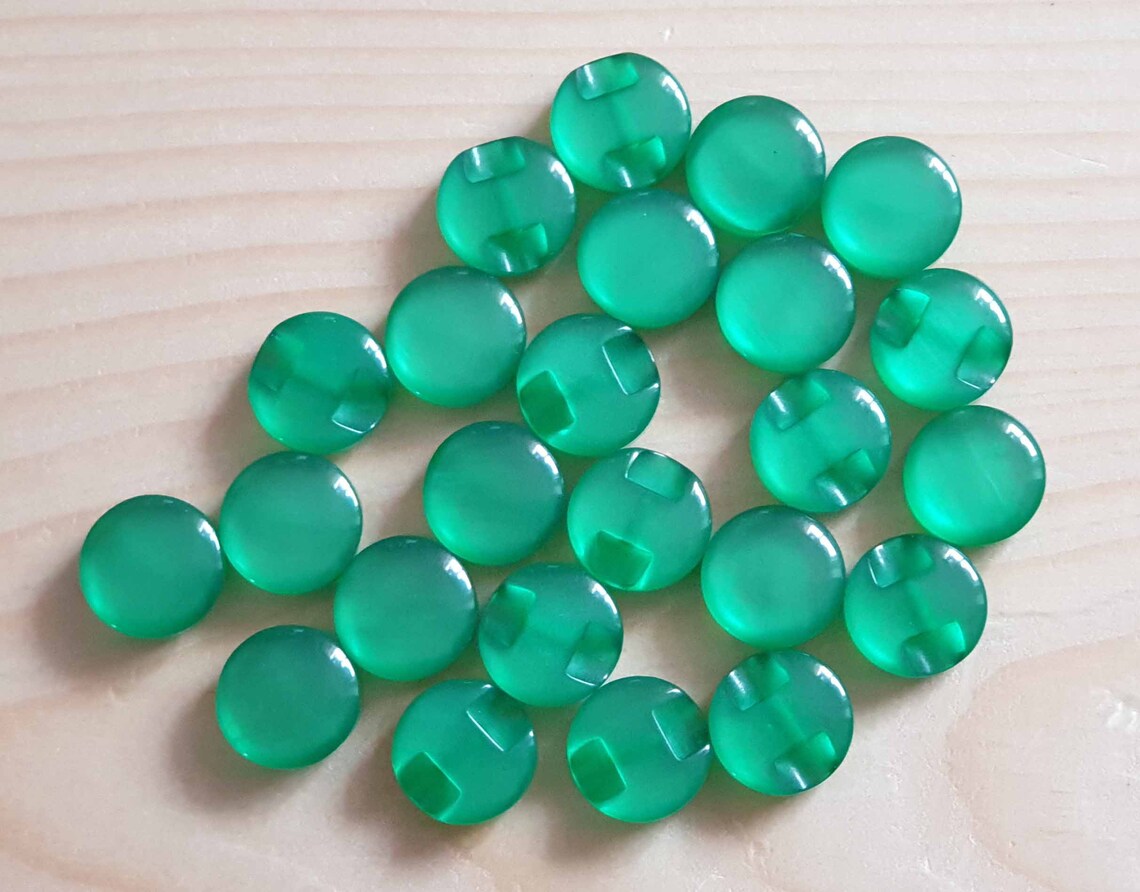 EMERALD GREEN SHANK RESIN / 12mm / Set of 8 buttons / Resin Buttons / Sewing Buttons
