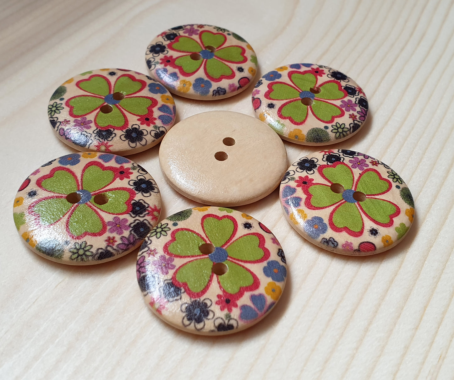 GREEN DAISY / 30mm - 4 buttons / Wooden Buttons / Sewing Buttons