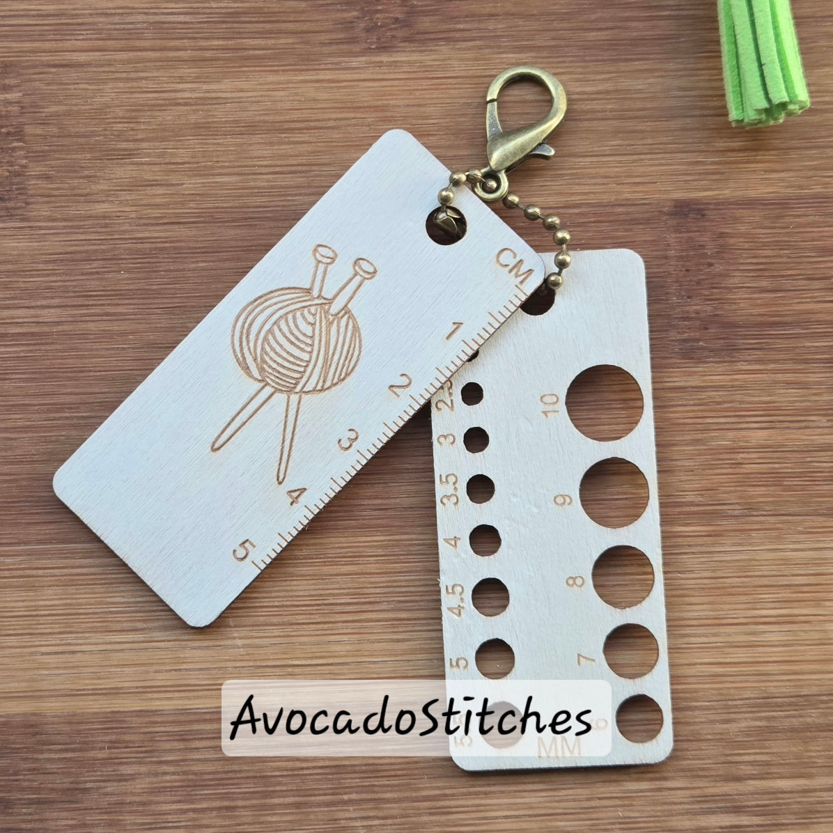 HOLIDAY PENGUIN Essential Emergency Knitting & Crochet Keychain Kit / Knitting Notion Kit (B1)