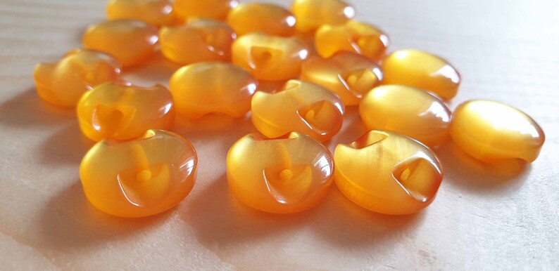 LIGHT ORANGE SHANK RESIN / 12mm - 8 buttons / Resin Buttons / Sewing Buttons
