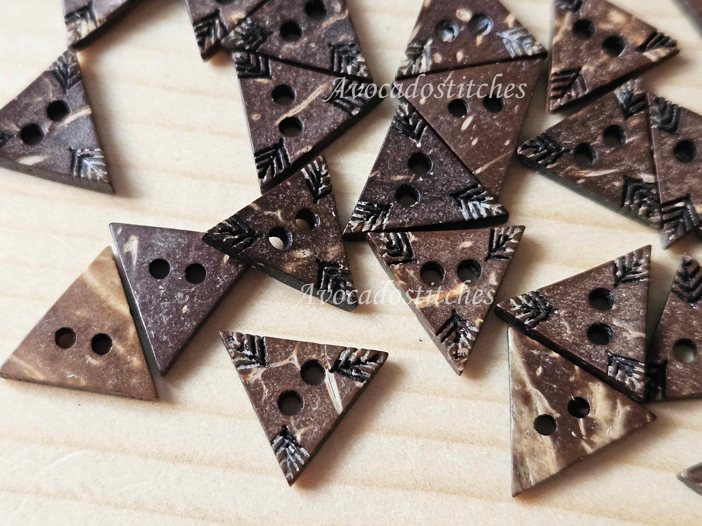 13*11mm - 6 buttons - Coco MINI TRIANGLE coconut buttons / 2-Hole Buttons