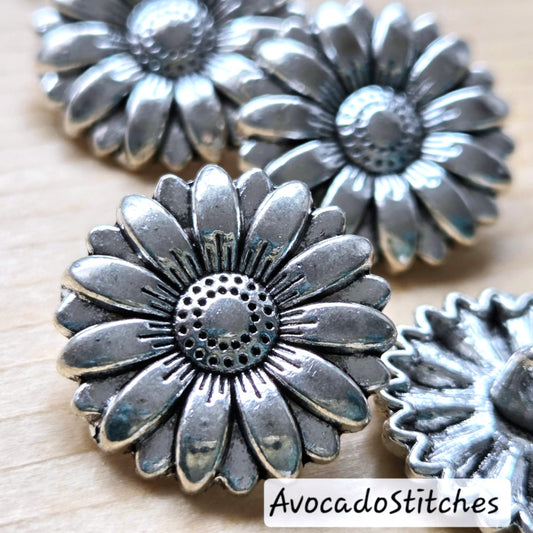 OLD GARDEN DAISY / Antique Silver Metal Alloy Shank Buttons / 17mm (Set of 6)