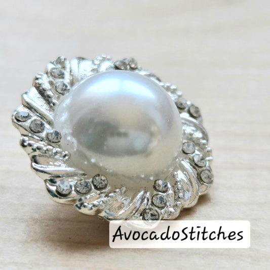 PRINCESS PEARL / Pearl White Metal Shank Buttons / 22.5mm (Set of 2)