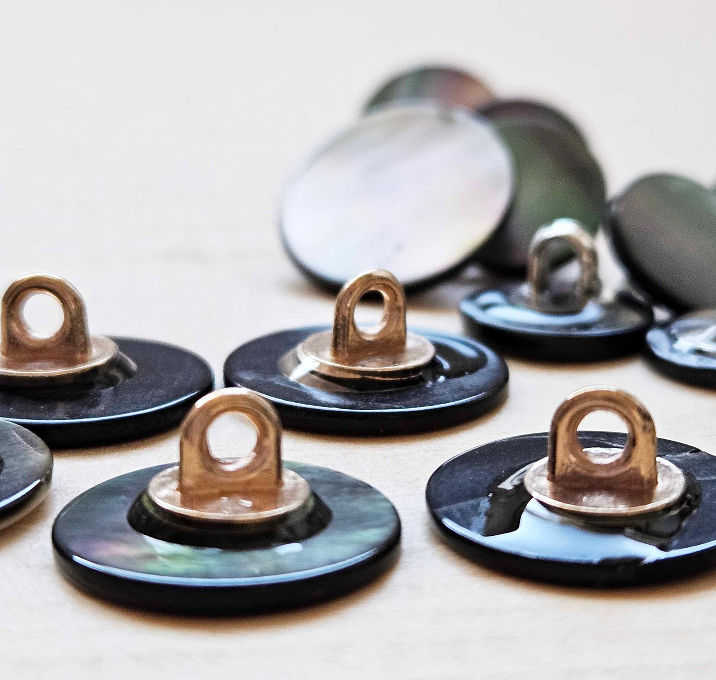 GREY SEASHELL SHANK / 10-15mm / Set of 4 buttons / Seashell Metal Shank Buttons / Small Shell Buttons / Sewing Buttons