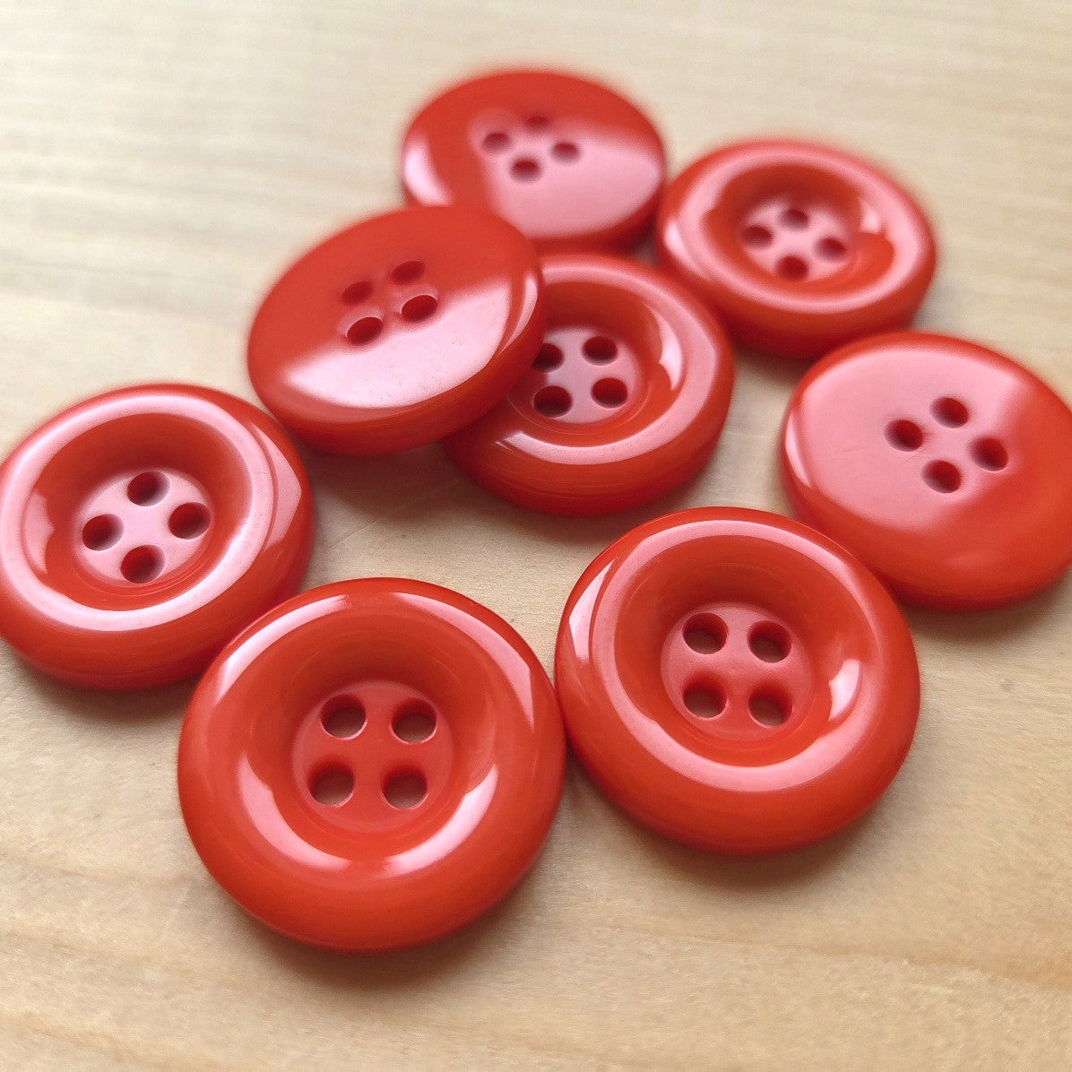 THICK EDGE RESIN Blood Orange / 4-Hole Resin Buttons / 15-20mm (Set of 8)