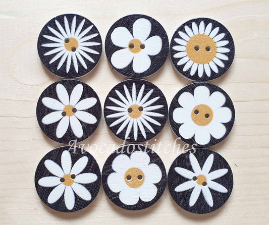 WHITE DAISIES / Wooden Buttons / 15-25mm (Set of 8)
