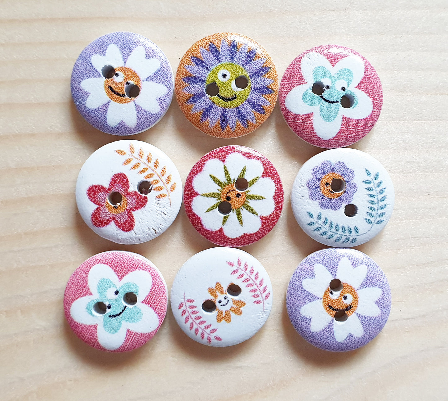 HAPPY FLOWERS / 15mm - 8 buttons / Wooden Buttons / Sewing Buttons