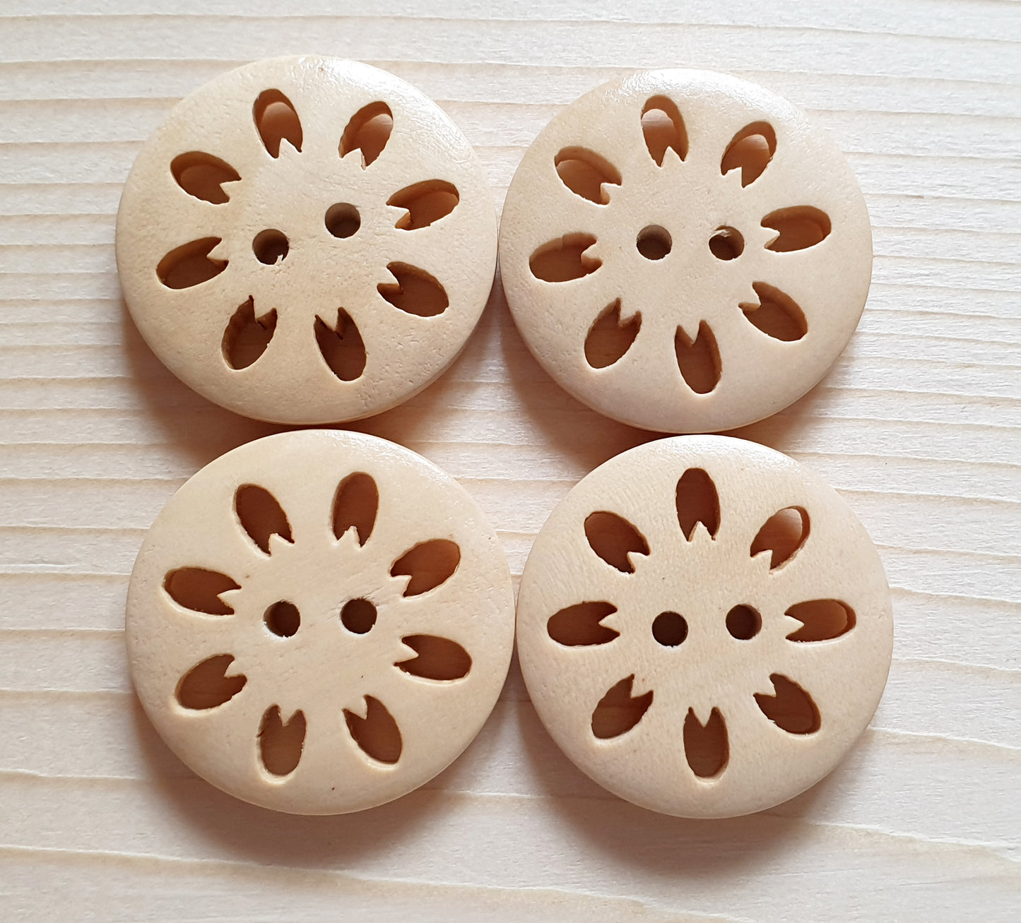 CARNATION BEIGE OFF-WHITE / 25mm / Wooden Filigree Buttons / Sewing Buttons