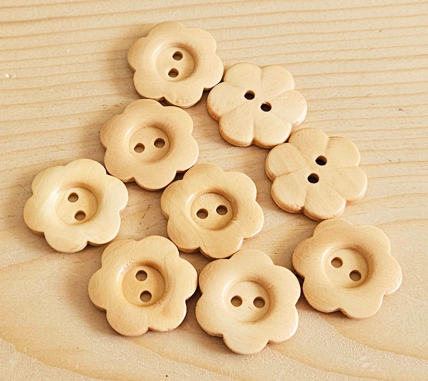 VINTAGE FLOWER 2-HOLE BEIGE OFF-WHITE / 15-25mm / Wooden Buttons / Sewing Buttons