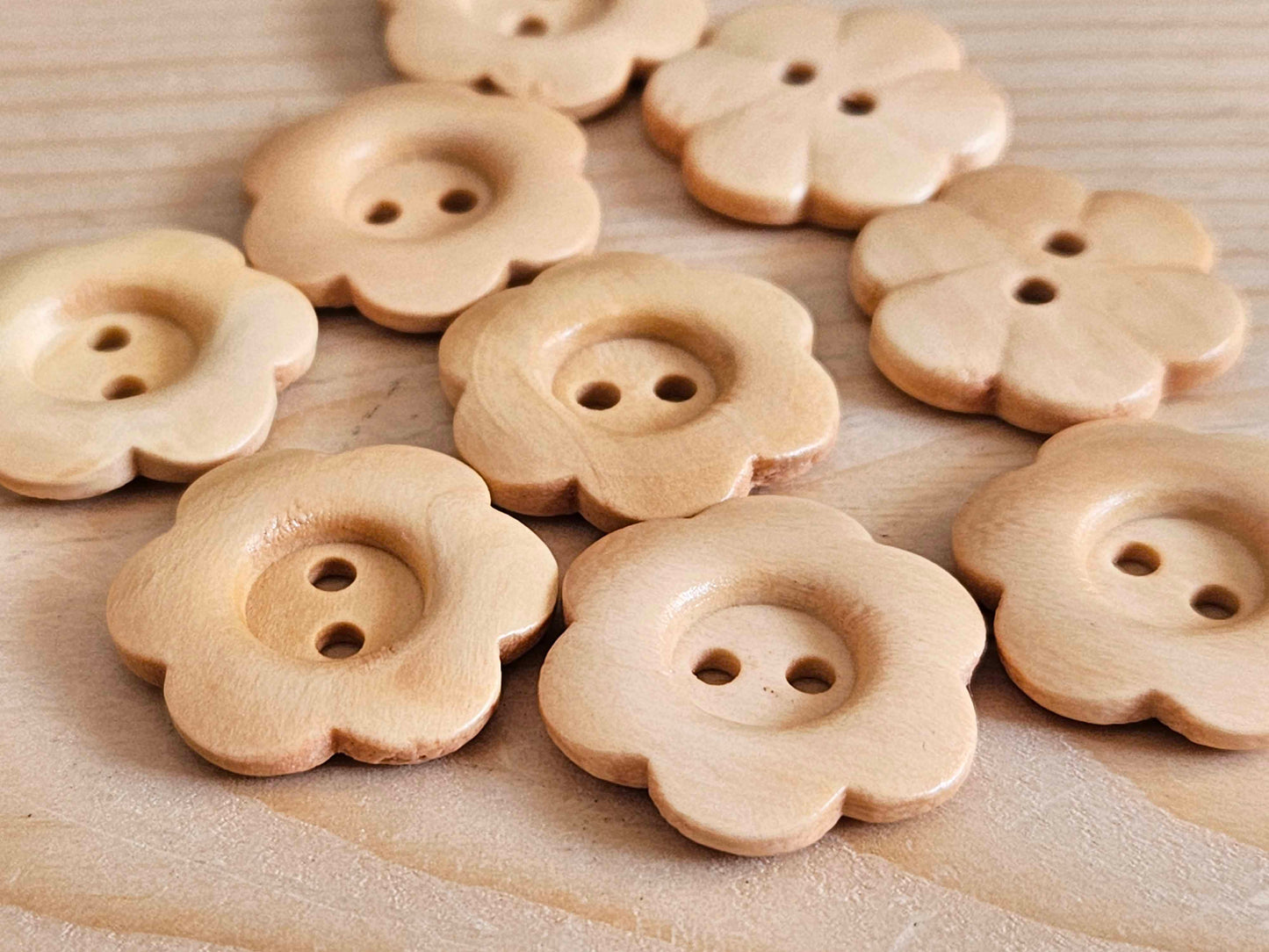 VINTAGE FLOWER 2-HOLE BEIGE OFF-WHITE / 15-25mm / Wooden Buttons / Sewing Buttons