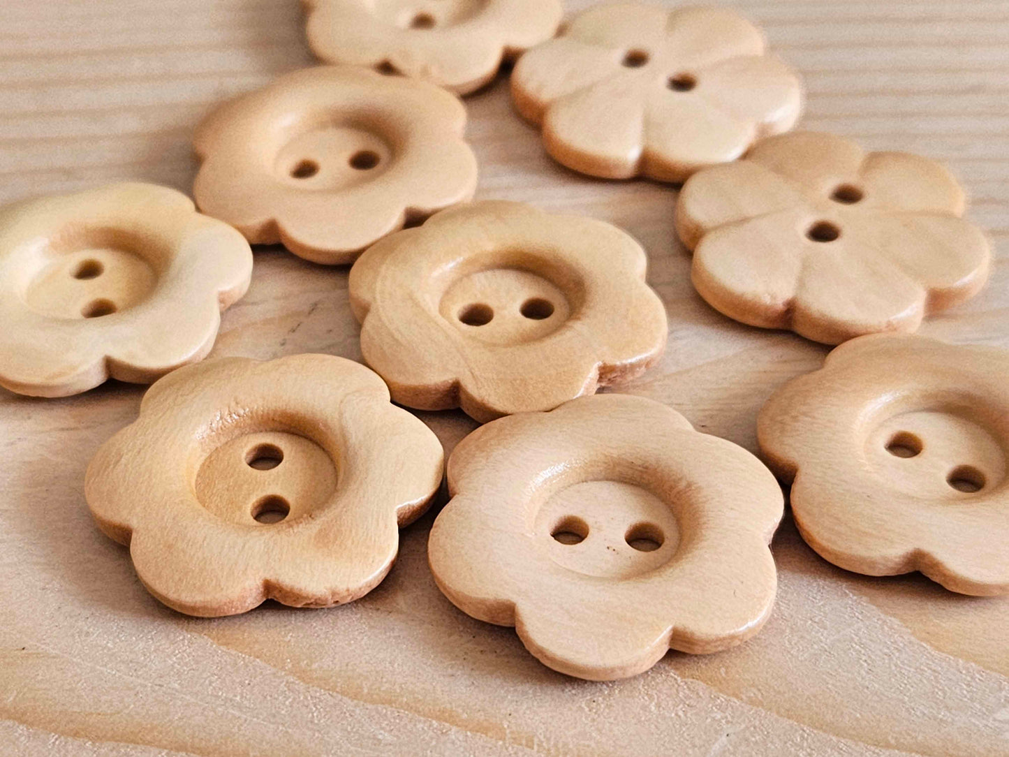 VINTAGE FLOWER BEIGE CREAM / 2-Hole Wooden Buttons / 15-25mm (Set of 6)