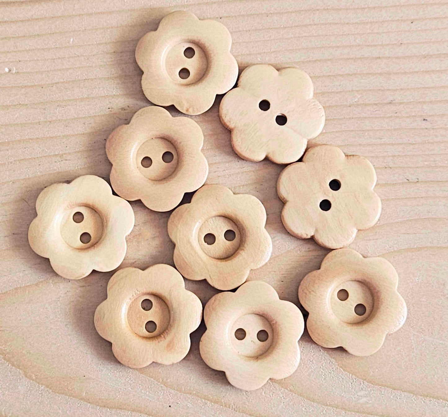 VINTAGE FLOWER 2-HOLE BEIGE OFF-WHITE / 15-25mm / Wooden Buttons / Sewing Buttons