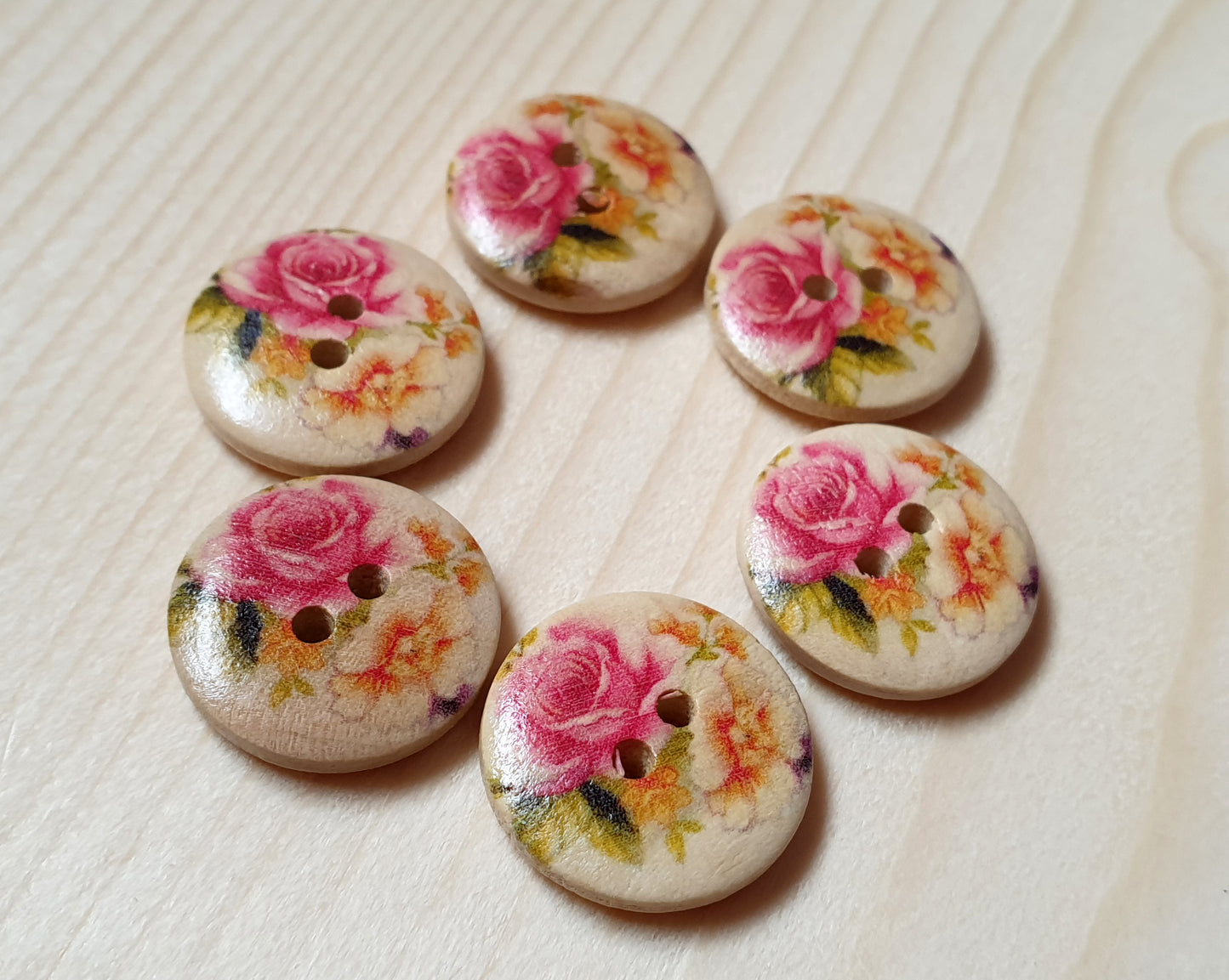 PINK WHITE FLORALS / 18mm / Set of 6 buttons / Wooden Buttons / Sewing Buttons