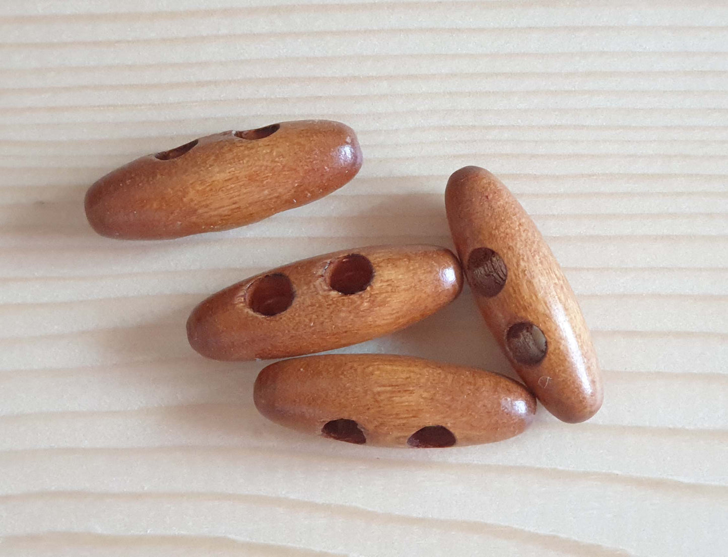 WOODEN TOGGLE CARAMEL BROWN / 30-50mm / Wooden Toggle Buttons / Sewing Buttons