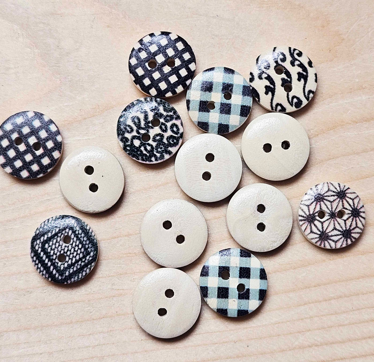 BLACK WHITE PATTERNS / 15mm / Set of 8 buttons / Wooden Buttons / Sewing Buttons