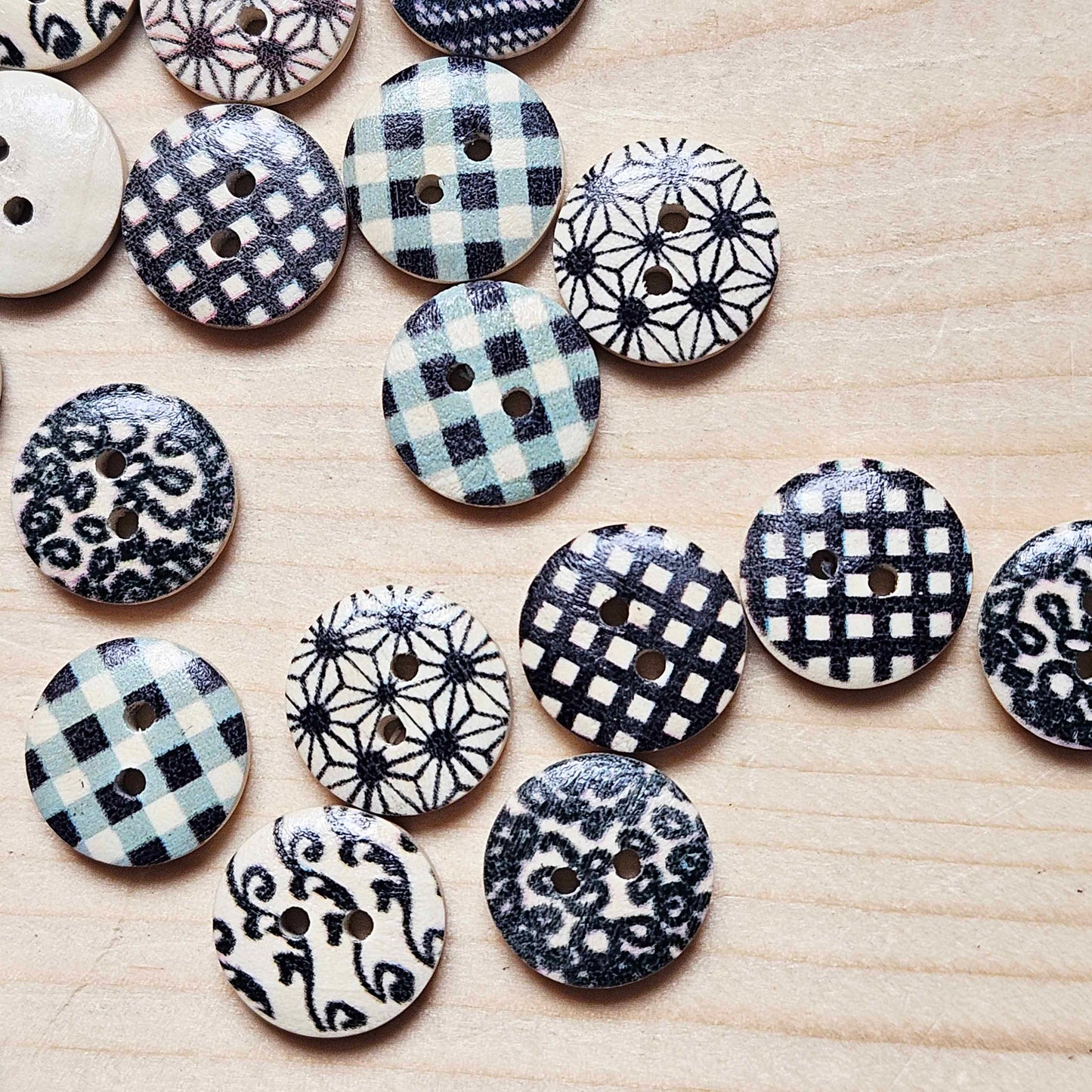 BLACK WHITE PATTERNS / 15mm / Set of 8 buttons / Wooden Buttons / Sewing Buttons