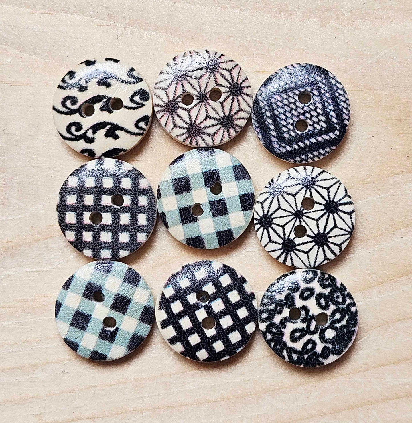 BLACK WHITE PATTERNS / 15mm / Set of 8 buttons / Wooden Buttons / Sewing Buttons