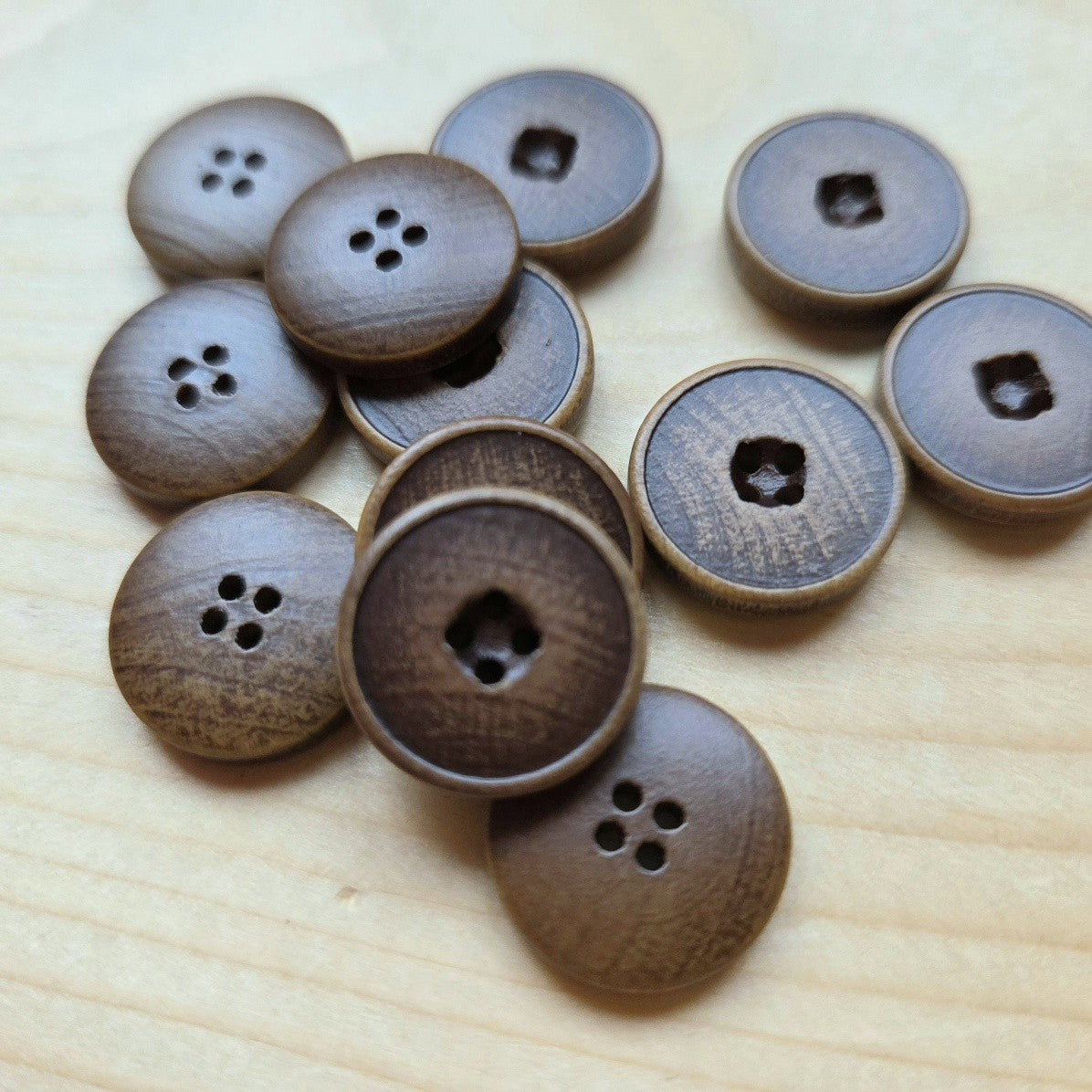 Brown Timber / Deluxe Wooden Buttons / 15mm (Set of 4)