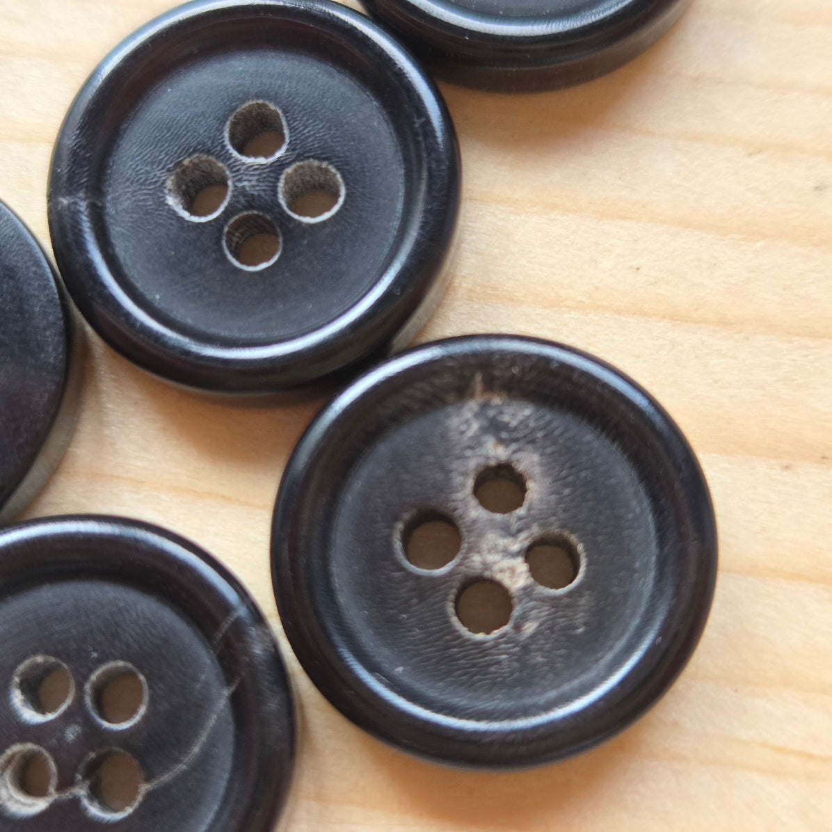 BUFFALO HORN CLASSIC / Black / Buffalo Horn Buttons / 15mm (Set of 4)