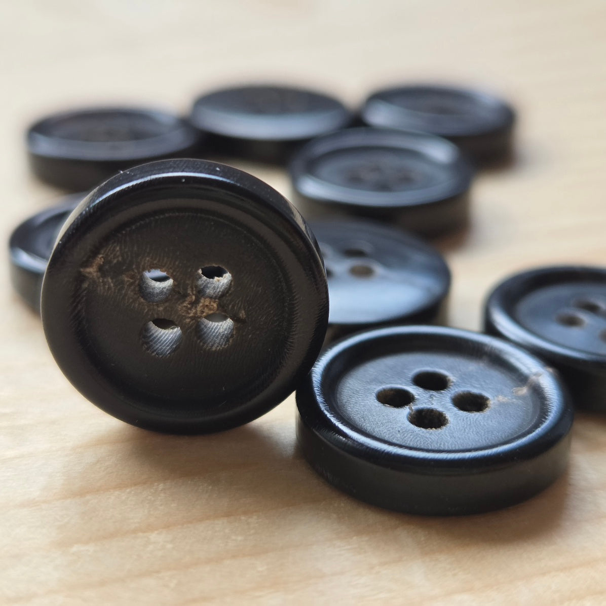 BUFFALO HORN CLASSIC / Black / Buffalo Horn Buttons / 15mm (Set of 4)