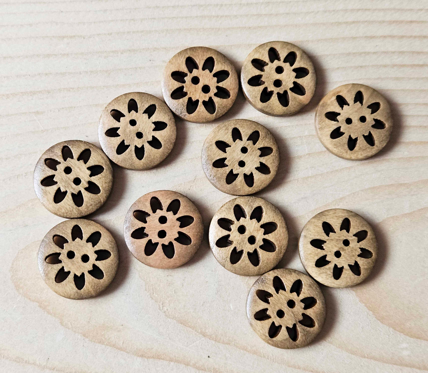 CARNATION PEANUT BROWN / 18mm -  6 buttons / Wooden Filigree Buttons / Sewing Buttons