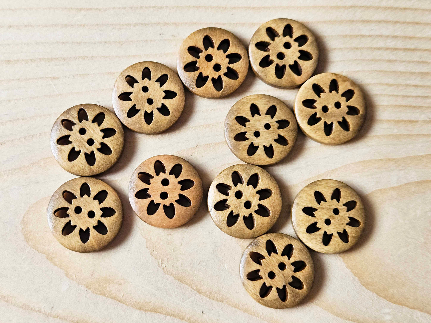 CARNATION PEANUT BROWN / 18mm -  6 buttons / Wooden Filigree Buttons / Sewing Buttons