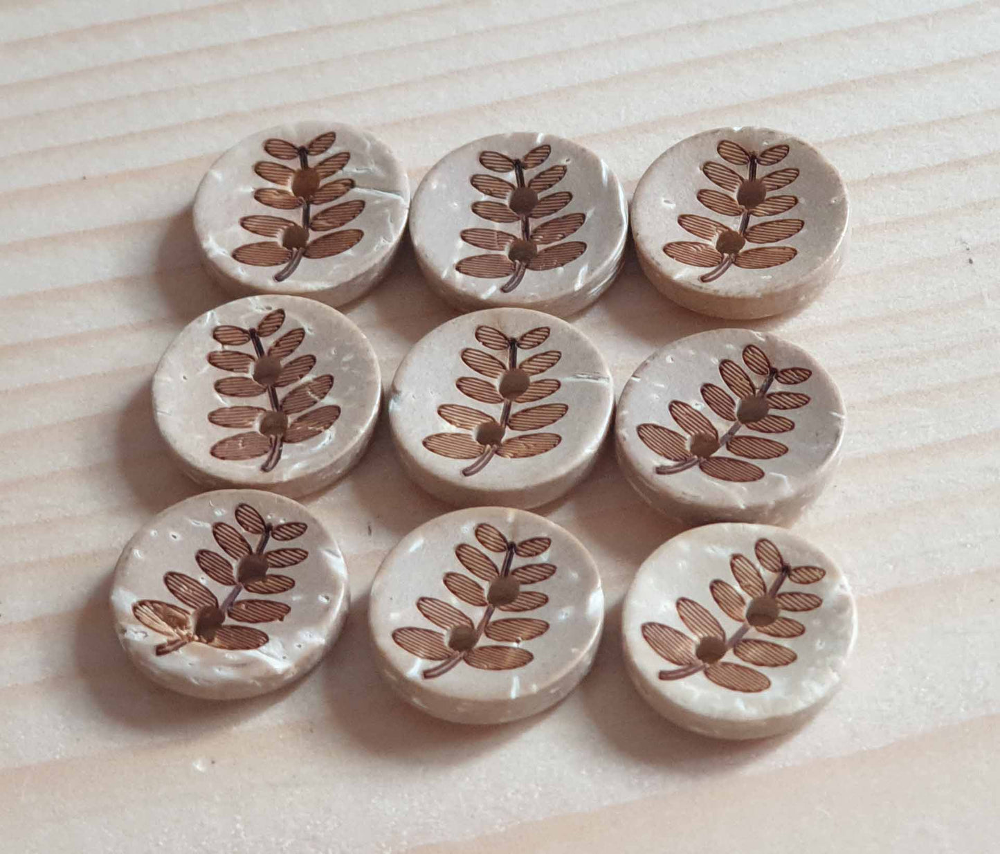 COCO BUTTON FERN / 11-18mm / Coconut Buttons / Sewing Buttons