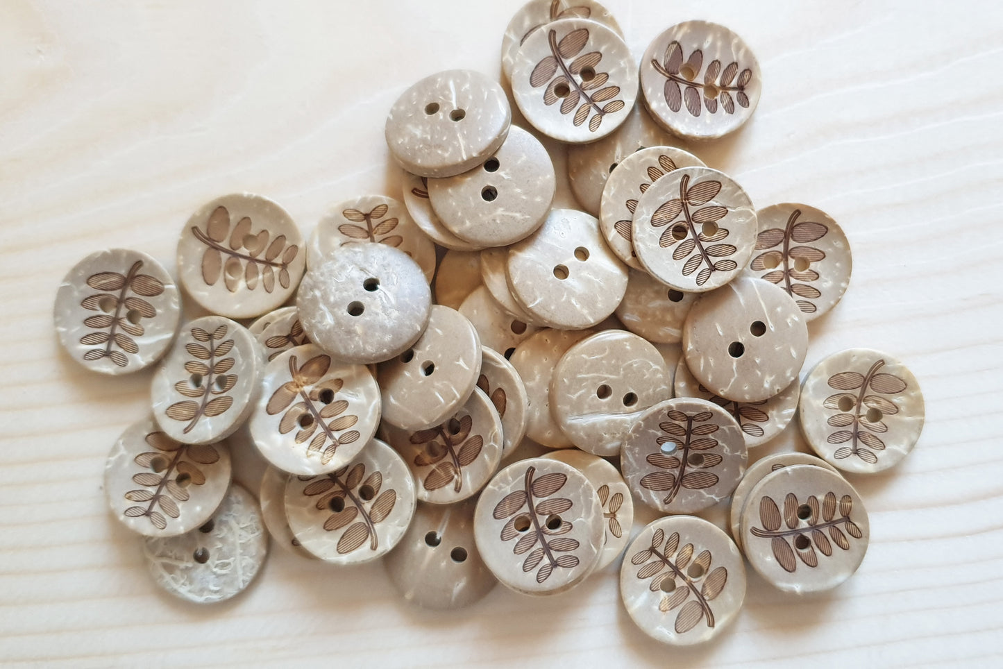 COCO BUTTON FERN / 11-18mm / Coconut Buttons / Sewing Buttons