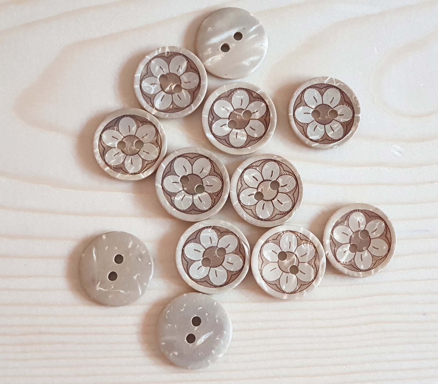 COCO DAISY / 13-18mm / Coconut Buttons / Sewing Buttons