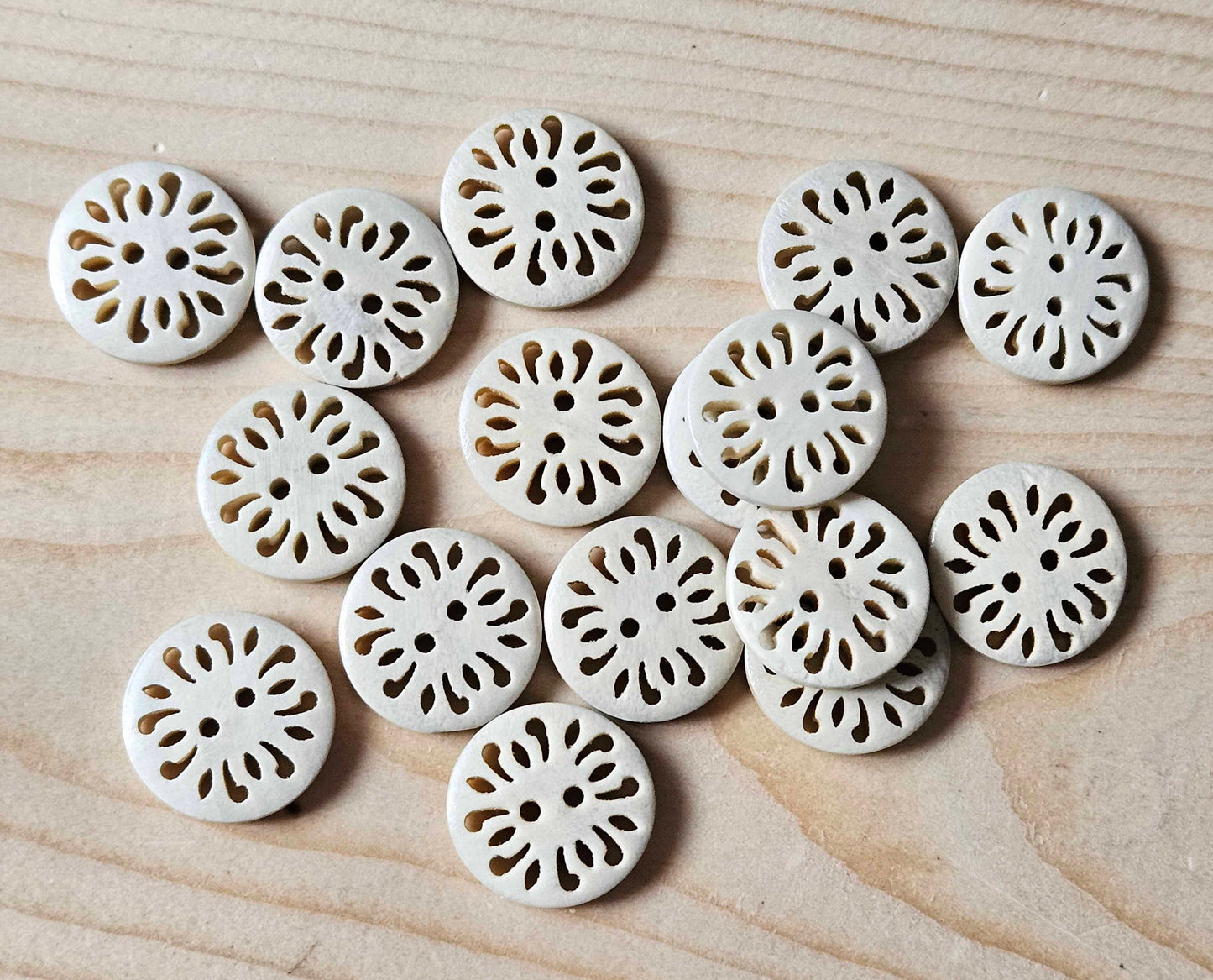 COMMON DAISY / 20mm - 6 buttons / Beige Oatmeal / Wooden Buttons / Sewing Buttons