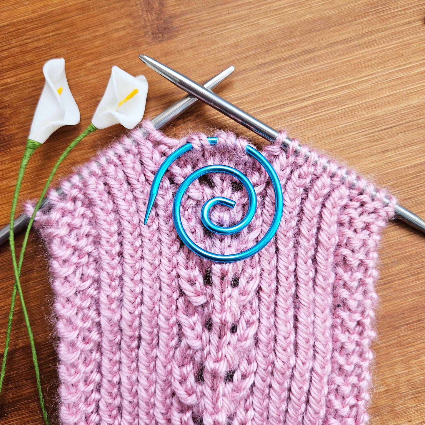 METALLIC BLUE SPIRAL CABLE NEEDLE / Stitch Holder / Knitting Crochet Notions