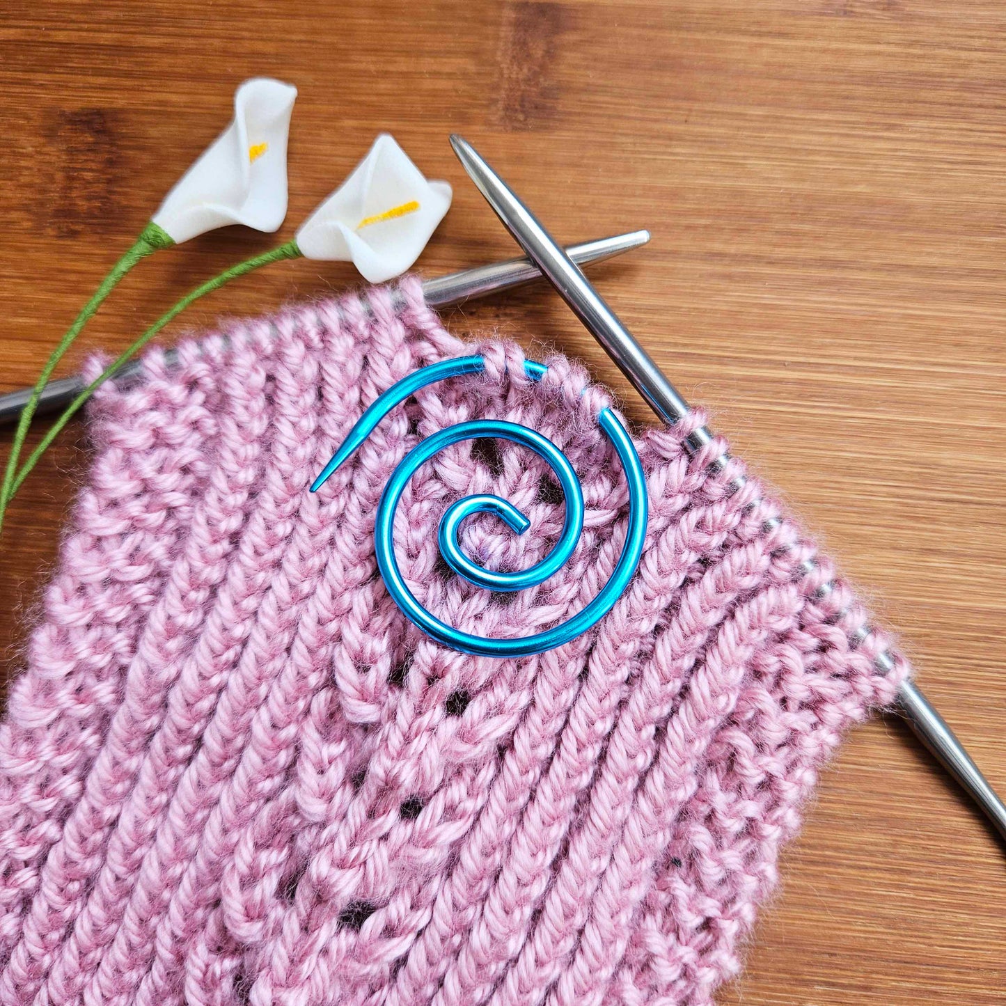 METALLIC BLUE SPIRAL CABLE NEEDLE / Stitch Holder / Knitting Crochet Notions