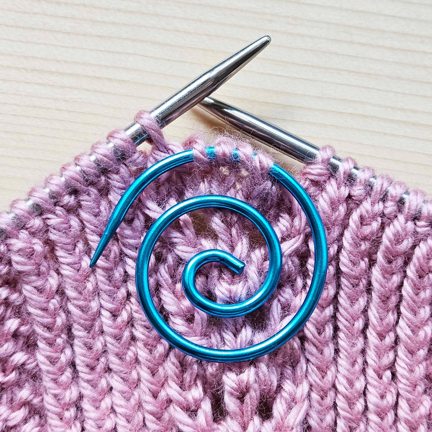 METALLIC BLUE SPIRAL CABLE NEEDLE / Stitch Holder / Knitting Crochet Notions