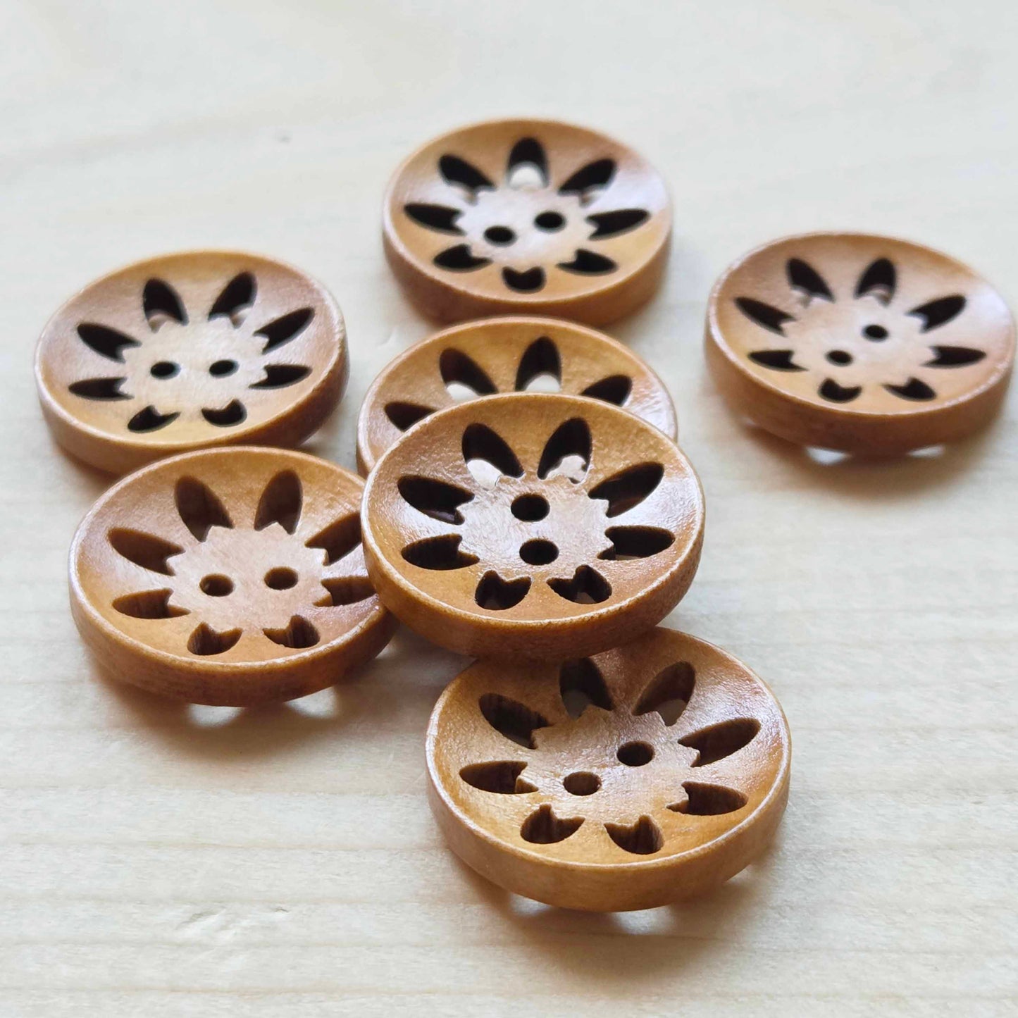 CARNATION / Brown 2-Hole Wooden Buttons / 18-20mm (Set of 6)