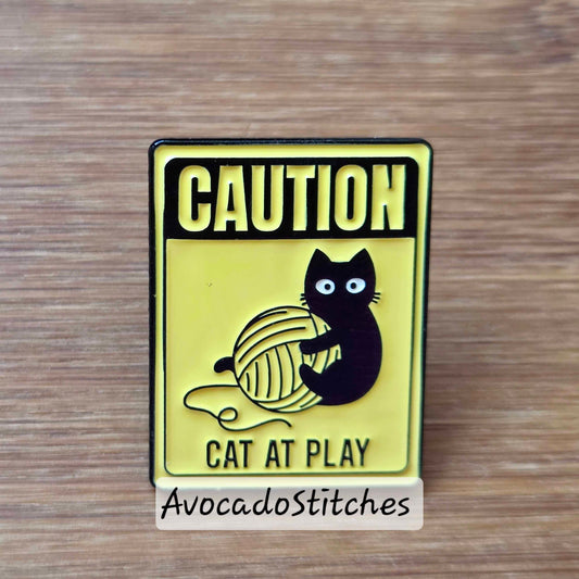 CAT IN PLAY / Knitter Pin / Hobby Brooches
