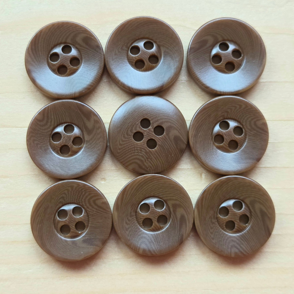 Chestnut Woods / Resin Buttons / 15-25mm (Set of 6)
