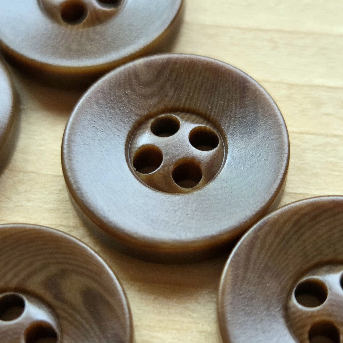 Chestnut Woods / Resin Buttons / 15-25mm (Set of 6)