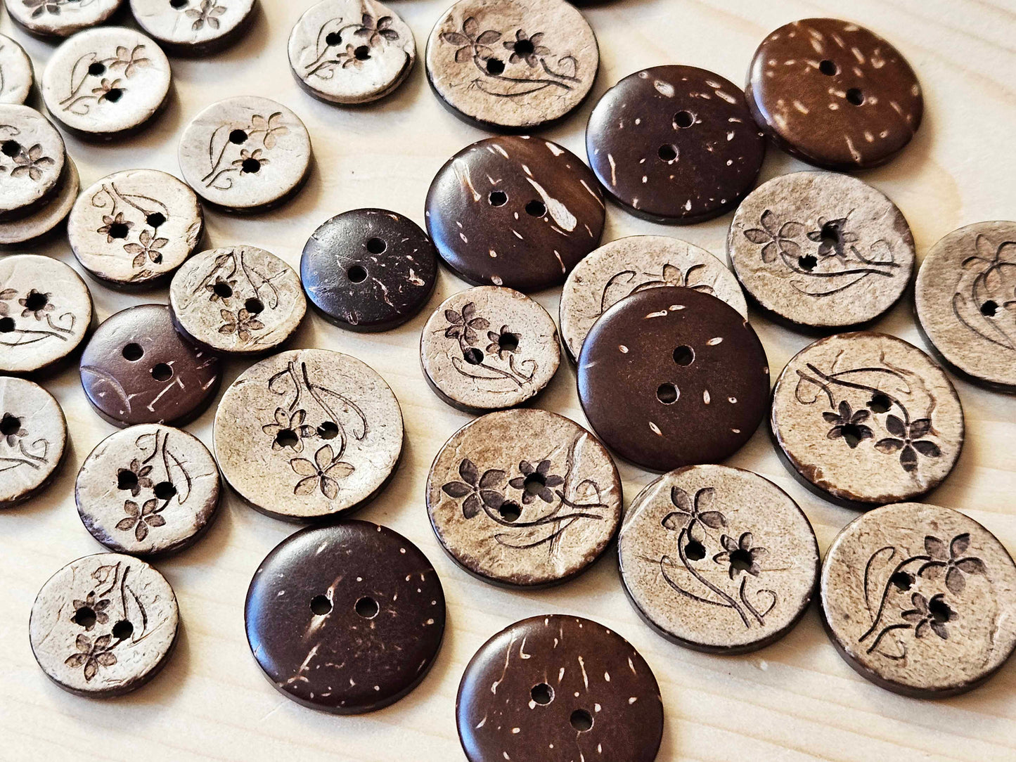 AvoDesigns COCO MOM & ME DAISIES / 15mm 20mm - 6 buttons / Coconut Buttons / Sewing Buttons