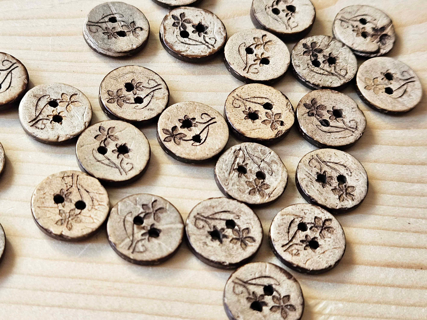 AvoDesigns COCO MOM & ME DAISIES / 15mm 20mm - 6 buttons / Coconut Buttons / Sewing Buttons