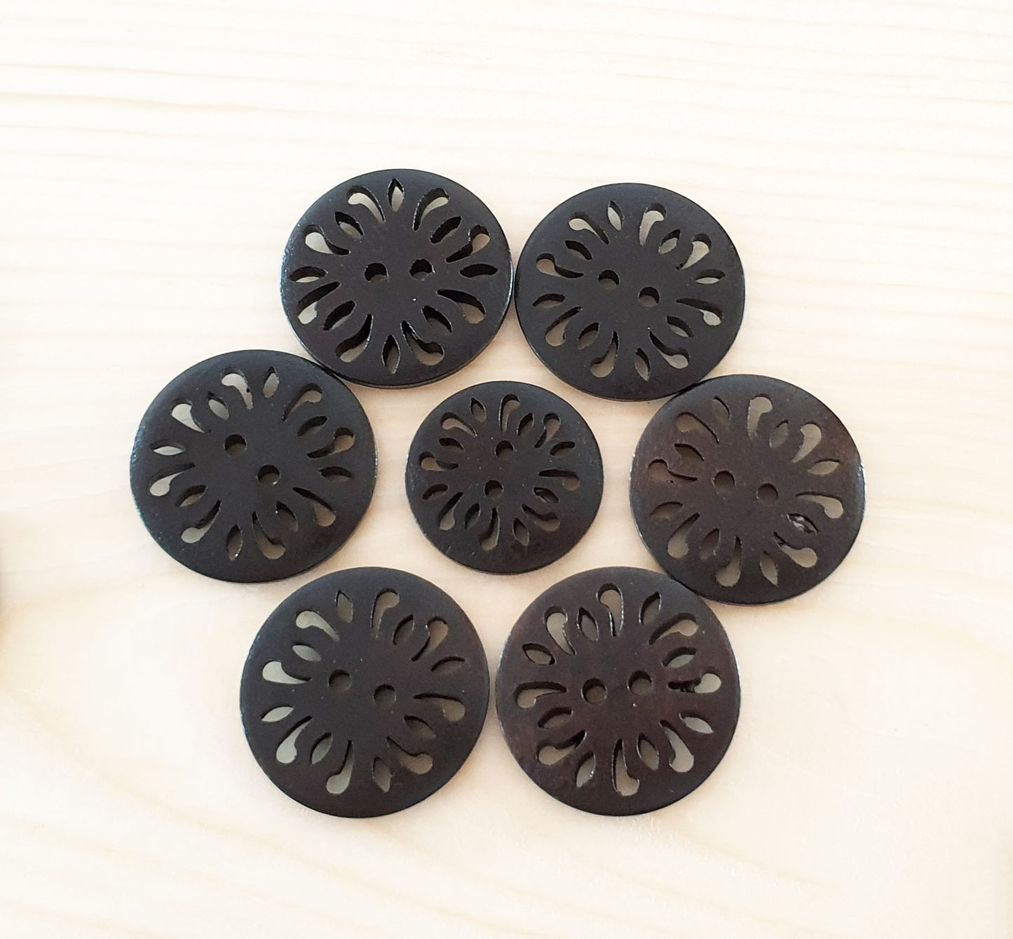 COMMON DAISY / Dark Brown 2-Hole Wooden Buttons / 25-30mm