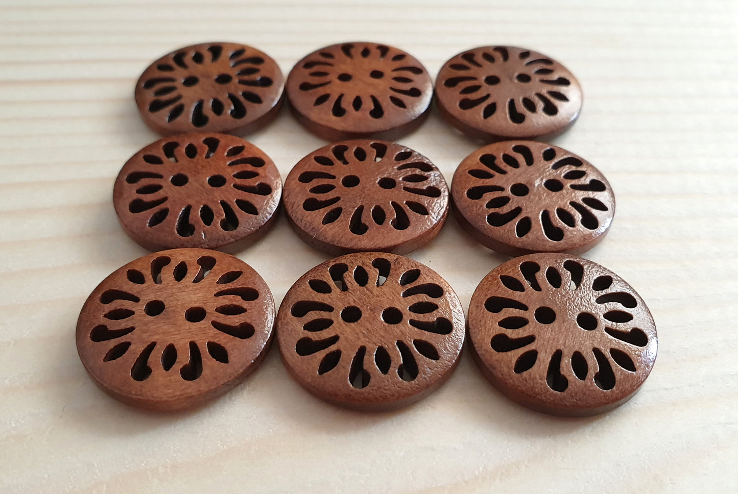 COMMON DAISY / 20mm - 6 buttons / Wooden Filigree Buttons / Sewing Buttons