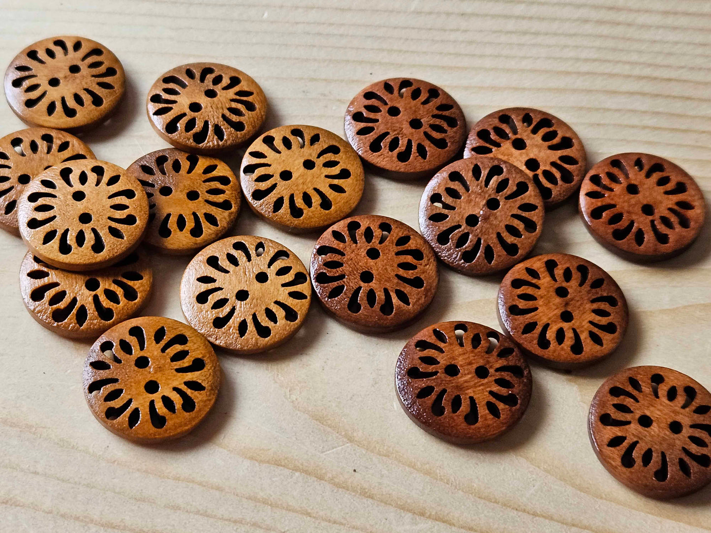 COMMON DAISY / 20mm - 6 buttons / Wooden Filigree Buttons / Sewing Buttons