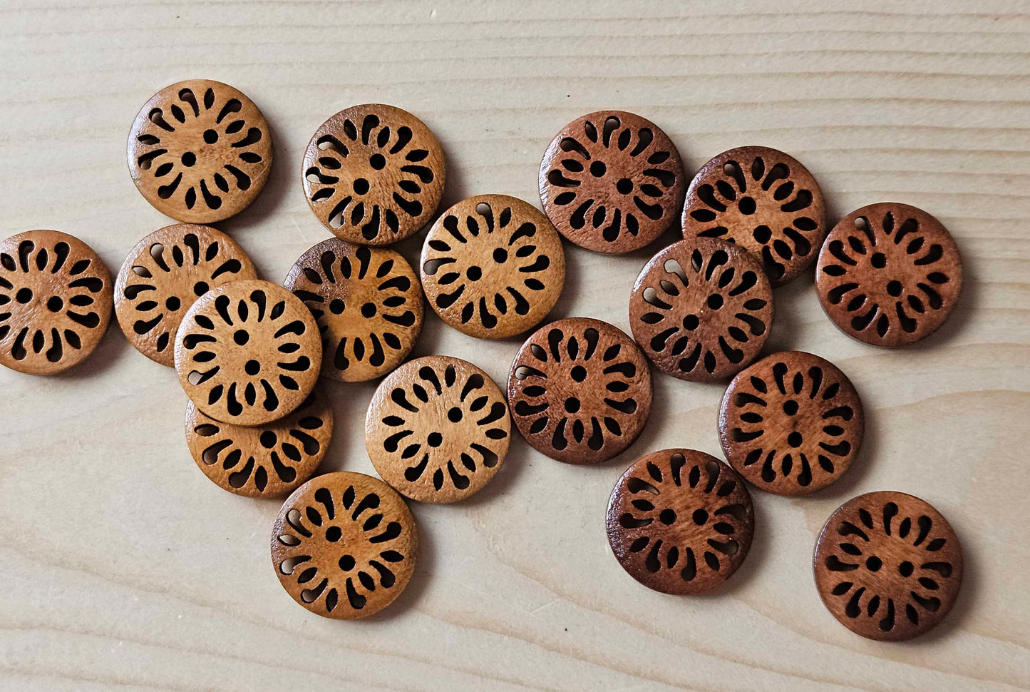 COMMON DAISY / 20mm - 6 buttons / Wooden Filigree Buttons / Sewing Buttons