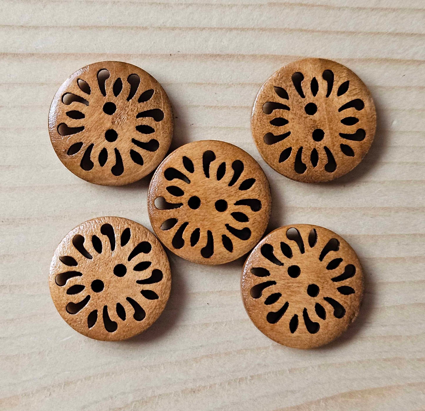 COMMON DAISY / 20mm - 6 buttons / Wooden Filigree Buttons / Sewing Buttons