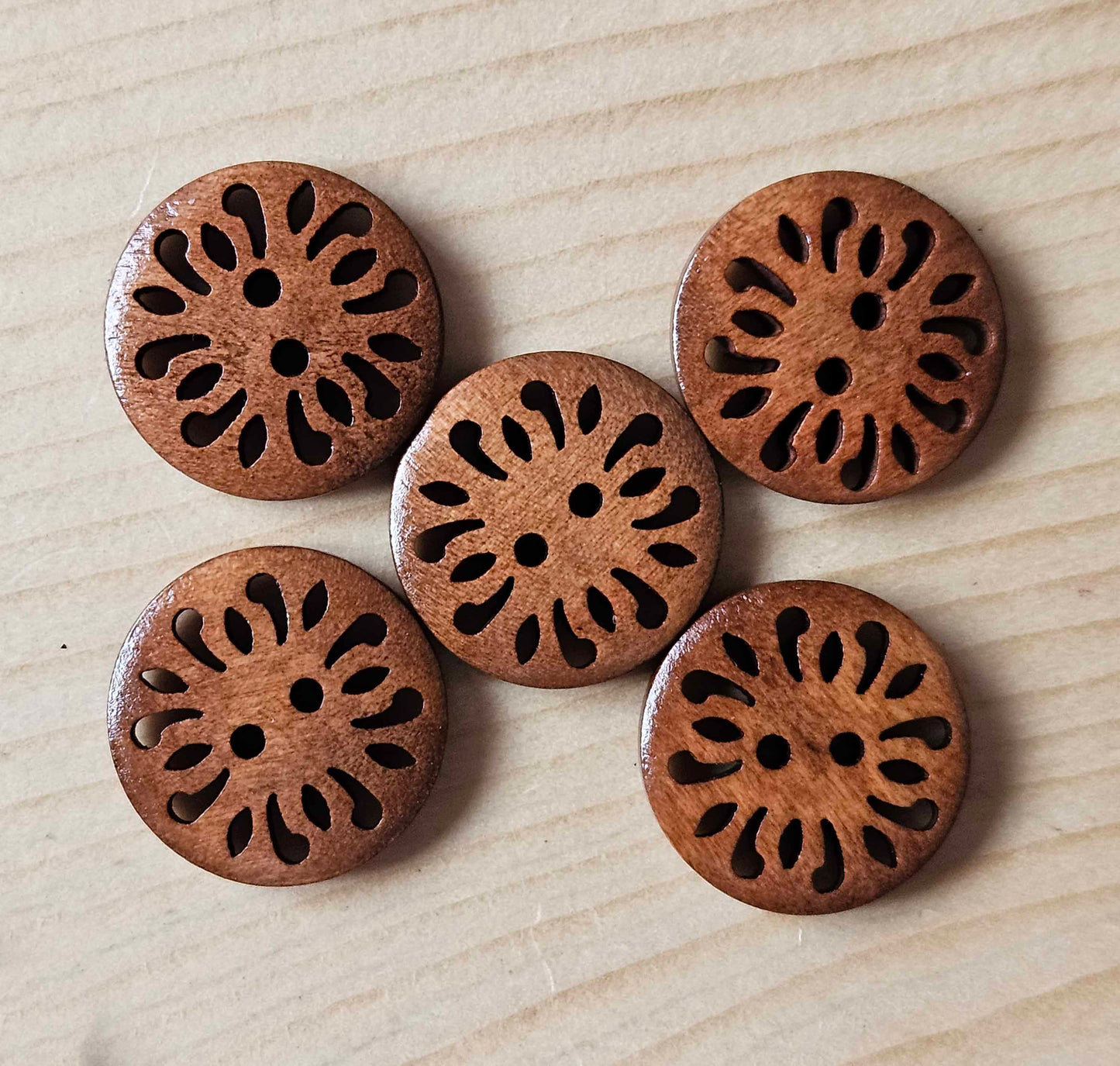 COMMON DAISY / 20mm - 6 buttons / Wooden Filigree Buttons / Sewing Buttons