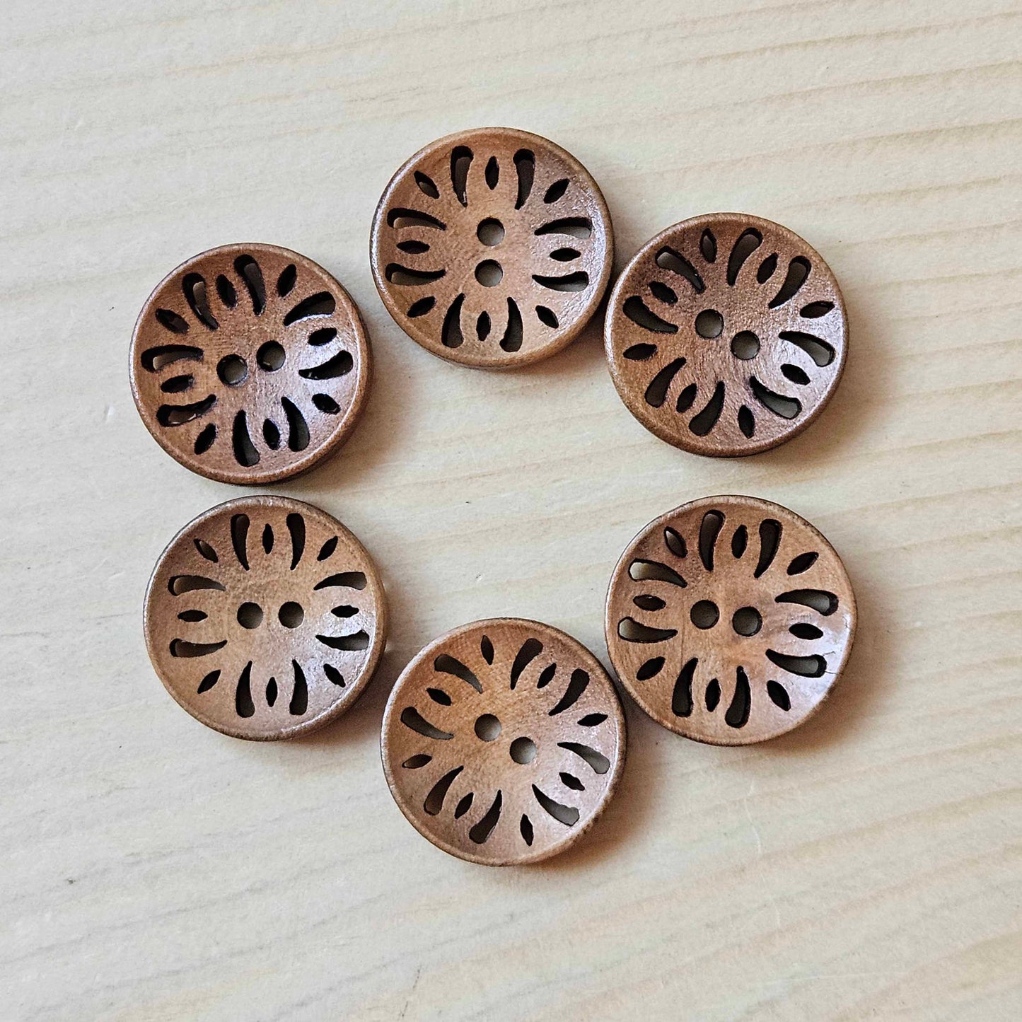 COMMON DAISY BROWN / 18mm - 6 buttons / Wooden Filigree Buttons / Sewing Buttons